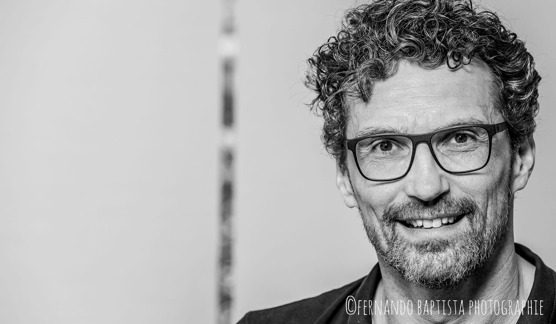 Schwarz-weiß Portrait eines Teinehmers des Travel Industry Clubs
