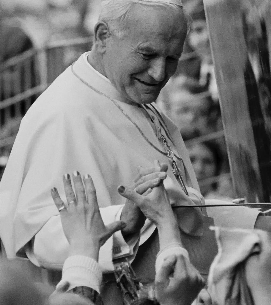 Papst Johannes Paul II reicht Gläubigen die Hand beim ersten Deutschland-Besuch im Gelsenkirchener Parkstadion