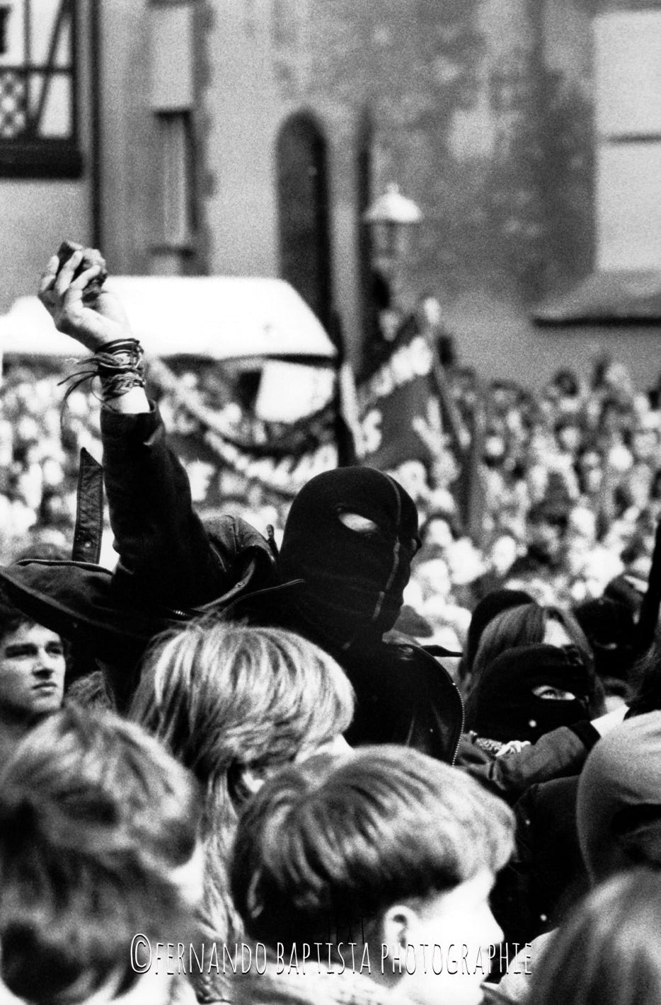Demonstrant wirft ein Stein während einer Anti-Deutschland Demonstration auf dem Römerberg in Frankfurt