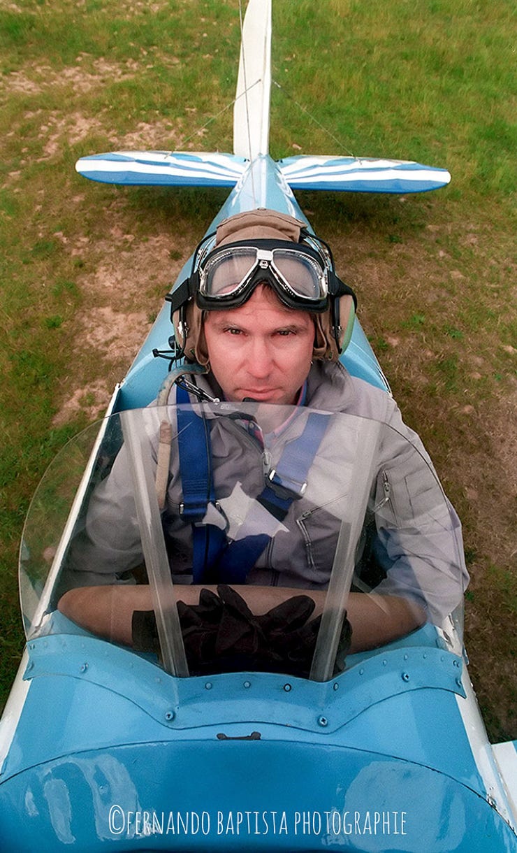 Pilot im Doppeldecker-Flugzeug.
